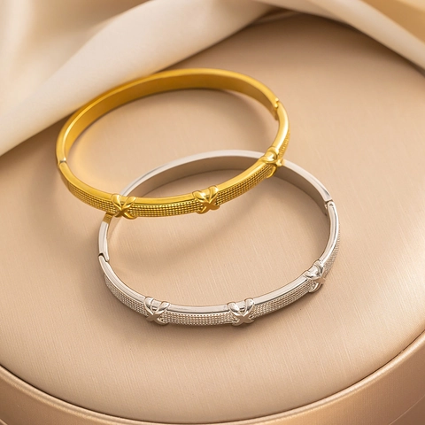 Bracciale Rigido a Croce in Acciaio Inossidabile Minimalista da Donna Placcato Oro Argento Texture a Punti Gioielli di Moda
