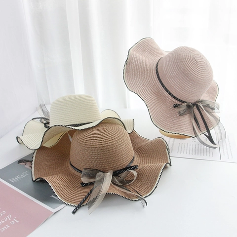 Women Paper Straw Sun Hat Wavy Brim Polka Dot Bow Foldable Beach Hat Wide Brim Summer Shade Travel Breathable Protection