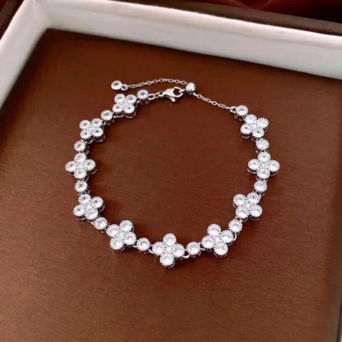 Eleganter Vierblättriger Kleeblatt Armband Für Frauen Glänzende Zirkon Eingelegt Kupfer Schmuck Verstellbare Kette Accessoire