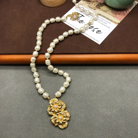 Vintage Camellia Flower Pendant Necklace Copper Gold Plated Artificial Pearl Beaded Sweater Chain For Women Jewelry Accessory