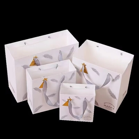 Weihnachts Und Neujahrs Geschenktüten Weiße Papphandtaschen Mit Federmuster Goldene Sternanhänger Graue Satinbandgriffe