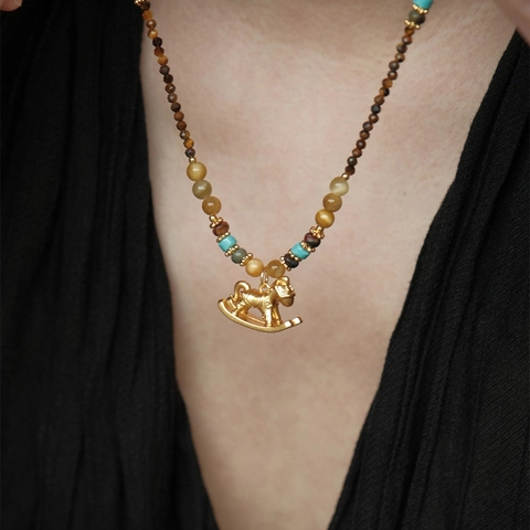 Collar De Cuentas De Ojo De Tigre Con Colgante De Caballo Balancín De Cobre Chapado En Oro De 18K