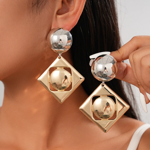 Overdreven Geometrische Hangoorbellen Metaalachtig Tweekleurig Vierkant Bol Ontwerp Met 925 Sterling Zilveren Oorsteker Dames