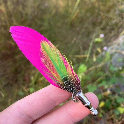 Broche en Plume Naturelle Faite à la Main Vintage pour Hommes Femmes Épingle de Revers Base en Cuivre Accessoire Corsage