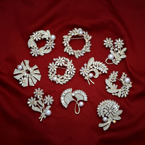 Elegant Alloy Brooch With Rhinestone And Artificial Pearl Floral Design Anti-Exposure Pin For Women Suit Coat Jewelry Accessory