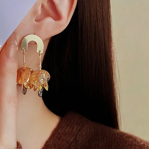 Orecchini Pendenti Con Nappine Di Paillettes In Metallo Martellato Con Perno In Argento Stile Geometrico A Forma Di U
