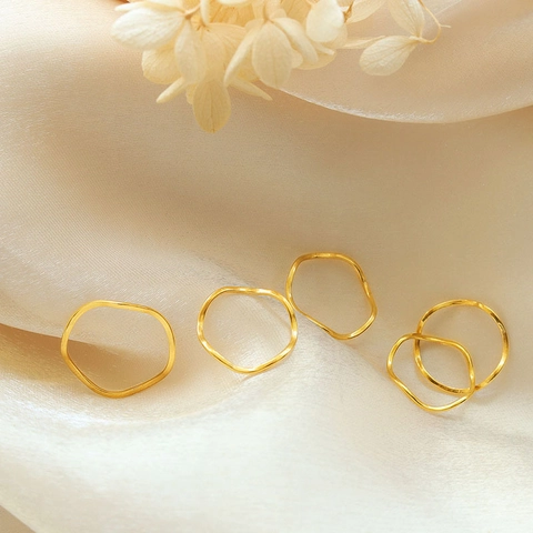 Golvende Band Ring Titanium Staal Minimalistische Dunne Stapelbare Sieraden Voor Vrouwen Elegant Niche Ontwerp Accessoire
