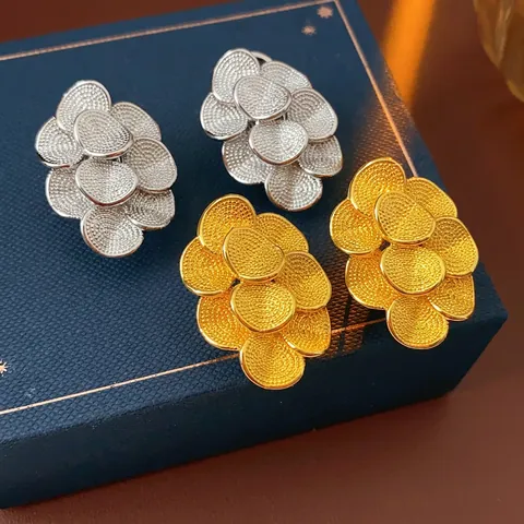 Orecchini In Rame Placcato Oro 18K Con Perno In Argento Fiore A Strati Stile Camelia Retrò Lusso Per Donne