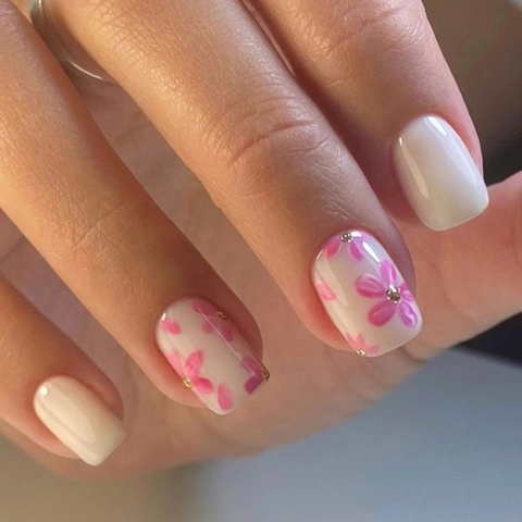 Kurze Quadratische Aufklebbare Nägel Rosa Blumenmuster Cremeweiß Glänzende Künstliche Nägel Handbemalt Für Frauen