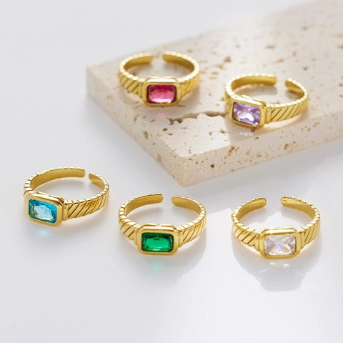 Bague En Acier Inoxydable Plaquée Or Vintage Avec Zircone Cubique Rectangulaire Texture Torsadée Design Ouvert Réglable