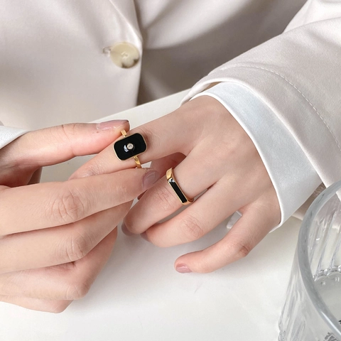 Franse Stijl Titanium Staal Zwart Emaille Vierkante Ring Mode Geometrische Letter D Strass Vingerring Voor Vrouwen Luxe Sieraden