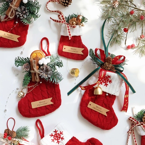 Handgefertigtes Gestricktes Weihnachtsstrumpf Ornament Mit Natürlichen Zapfen Zimt Metallglocken Festliche Dekoration