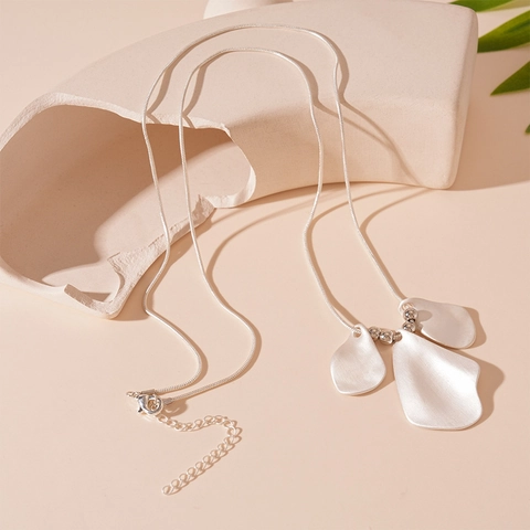 Matte Silber Legierung Lange Pullover Kette Halskette Mit Plissiertem Metall Blütenblatt Anhänger Für Damen Minimalistisch