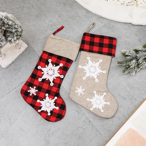 Grandi Calze di Natale in Lino a Quadretti con Ricamo a Fiocco di Neve Tridimensionale per Sacchetti Regalo da Appendere Casa