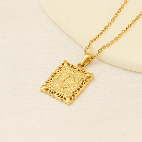Collana Con Ciondolo Lettera Vintage Placcata Oro 18K Acciaio Inossidabile Quadrato Cavo Rilievo Gioielli Donna Uomo