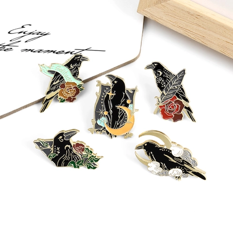 Pin de Esmalte Cuervo Gótico Rosa Aleación Solitude Broche Luna Estrellas Pluma Insignia para Ropa Accesorios de Bolso Mujer Hombre