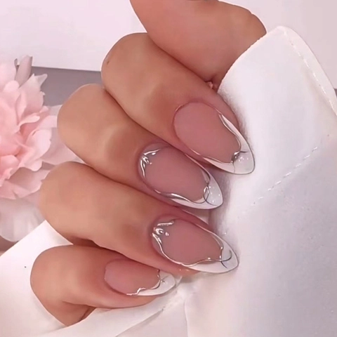 Uñas Postizas Largas Almendradas Mate Con Puntas Francesas Blancas Y Líneas Plateadas Onduladas Uñas Artificiales Elegantes