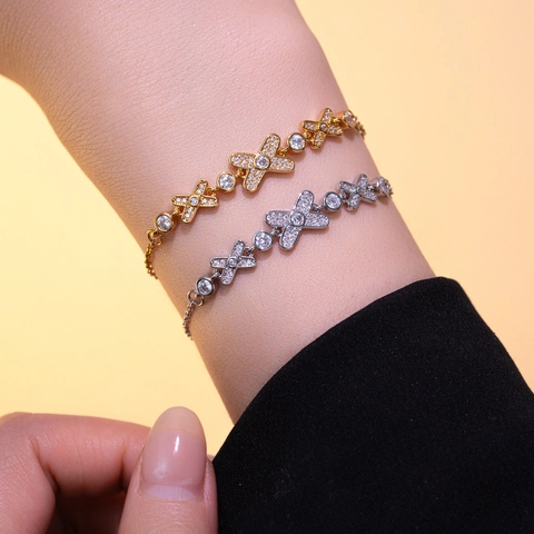 Titanium Stahl Armband Für Damen Mit X-Förmigen Charms Und Funkelndem Zirkon Elegantes Minimalistisches Verstellbares Schmuckstück