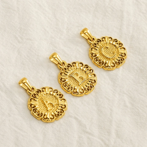 Ciondolo Lettera Iniziale Acciaio Inossidabile Placcato Oro 18K Rotondo Filigrana Bordo Floreale Gioielli Vintage