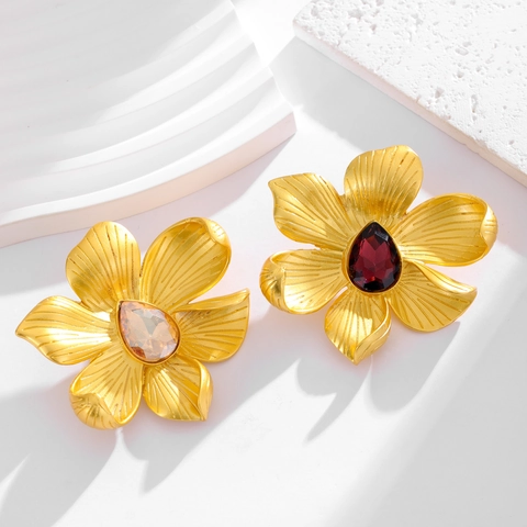 Vintage Luxury Camellia Flower Brooch For Women Alloy Teardrop Rhinestone Inlaid Corsage Elegant Fashion Apparel Accessory