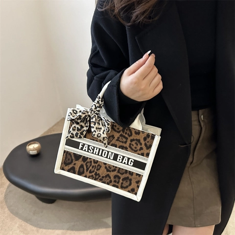 Sac Cabas Femme Imprimé Léopard en Cuir PU Avec Foulard Ruban Satin Surpiqûres Mode Grande Capacité Trajet Sac à Main d'Épaule