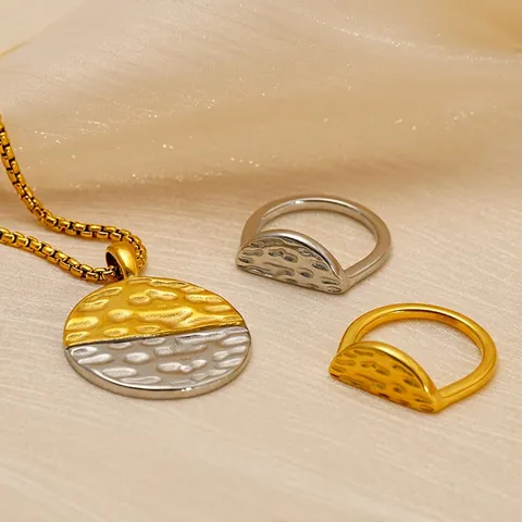 Retro Rund Zweifarbig Anhänger Halskette Und Ring Set Edelstahl Hammerschlag Textur Geometrischer Schmuck Für Damen
