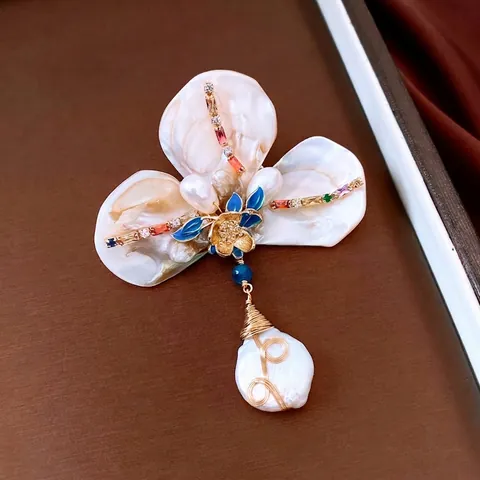 Broche Florale Vintage Künstliche Perle Baroque Nacre Zircon Plaqué Or Élégante Style Palais Épingle Bijoux Femmes