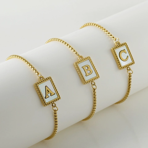 Bracciale Con Iniziale Alfabeto Placcato Oro 18K Acciaio Inossidabile Madreperla Bianca Pendente Quadrato Catena Regolabile Donna