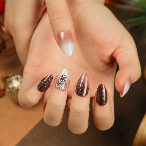 Unghie Finte Di Natale Sfumate Marroni French Tip Bianco Con Fiocco In Strass Forma Mandorla Per Donne