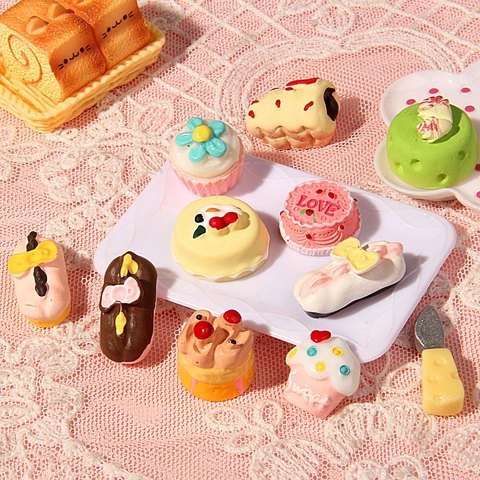 Mini Simulation Cake Dessert Breads Play Food Resin Miniature Dollhouse Ornaments DIY Cream Phone Case Materials Decoration Cute Realistic Sweets