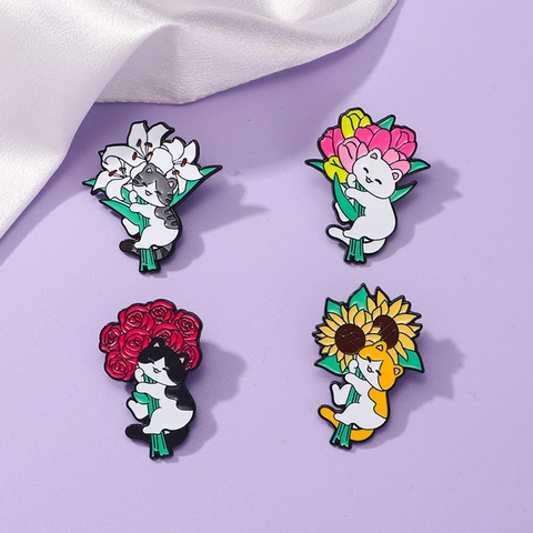Süße Cartoon Katze Broschen Emaille Pins Mit Blumenstrauß Sonnenblume Rose Lilie Tulpe Zinklegierung Abzeichen Für Kleidung Taschen