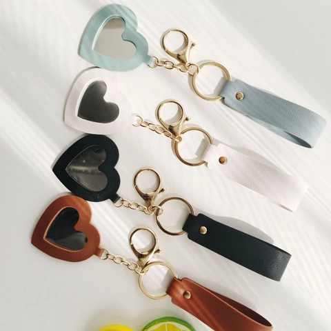 Portachiavi Specchio in Pelle a Forma di Cuore Hardware Dorato Pelle PU Specchio Trucco Portatile Ciondolo Per Borsa Auto
