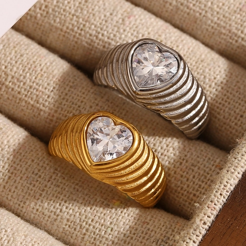 Anillo De Acero Inoxidable Con Circonita De Corazón Chapado En Oro De 18K Textura Acanalada Joyería De Moda Para Mujer