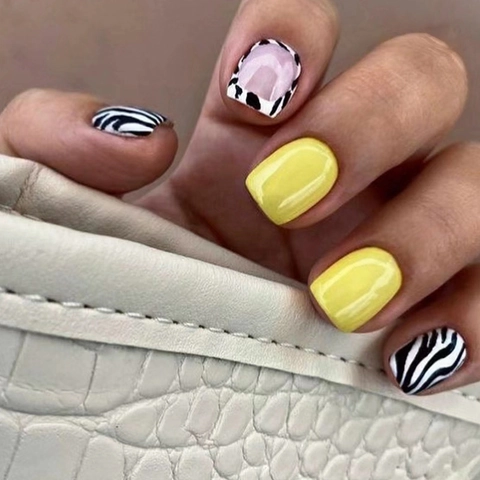 Press On Nails Gelbe Zebra Muster Glänzend Kurz Quadratisch Chic Y2K Ins Stil Künstliche Fingernägel Für Frauen