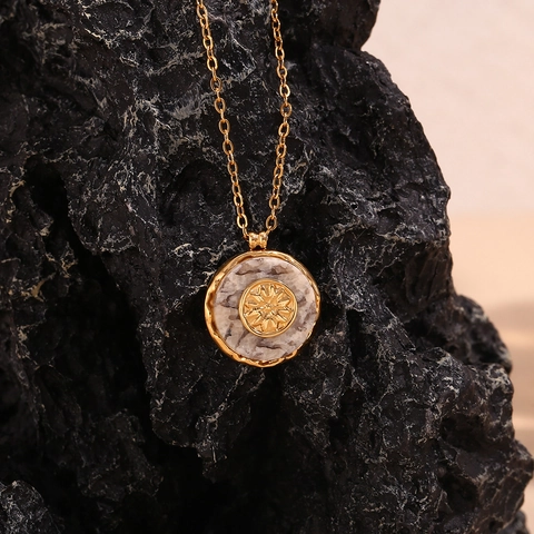 Collier Pendentif Rond en Acier Inoxydable Plaqué Or 18K Motif Soleil de Marbre Bijoux Vintage Minimalistes pour Femme Accessoire Mode