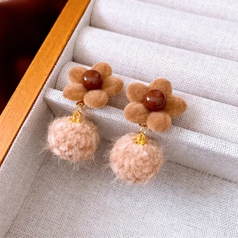 Orecchini A Fiore In Flock Con Pompon Di Peluche Perla Artificial Sintetica Perno In Argento Moda Autunno Inverno Per Donne