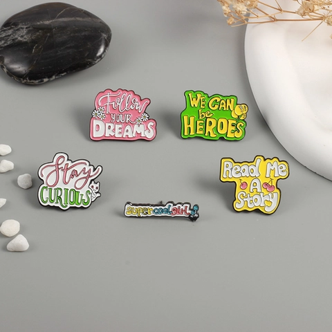 Broches Épinglettes Émail Citations Anglaises Inspirantes Alliage Dessin Animé Chat Cerise Marguerite Bijoux Pour Femmes