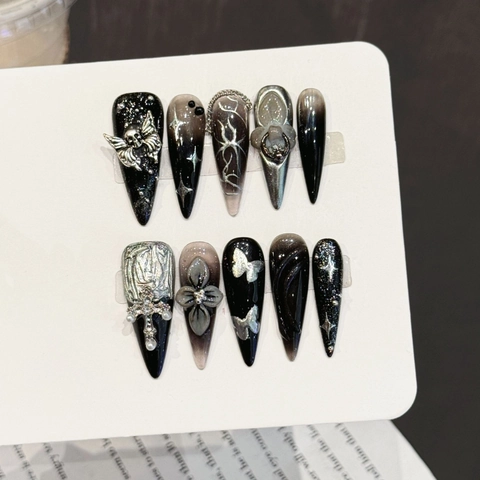 Handmade Press On Nails Lang Stiletto Dark Gothic Schwarz Silber Totenkopf Strass 3D Blume Schmetterling Kreuz Katzenauge