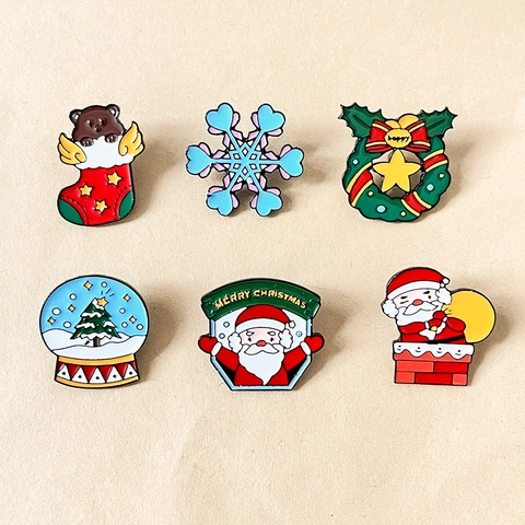 Broche De Noël Épinglette Émail Alliage De Zinc Dessin Animé Père Noël Bonhomme De Neige Arbre Chaussette Cadeau Fête