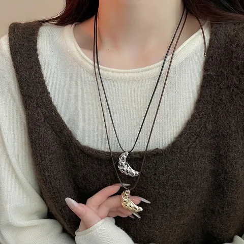 Collier Pendentif Croissant Femmes Corde En Cuir Réglable Chaîne De Pull Alliage Métal Texturé Design De Niche Vintage