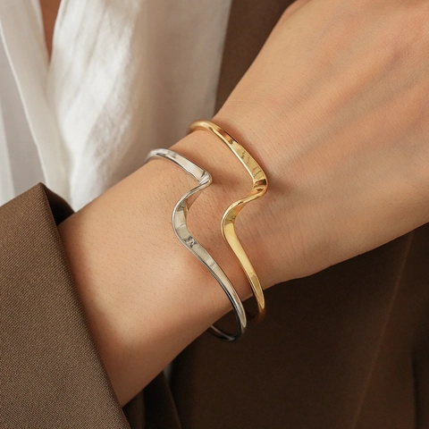 Minimalistische Unregelmäßige Welle Offene Armreif Eisen Metall Geometrisch Verdreht Glatte Oberfläche Mode Schmuck