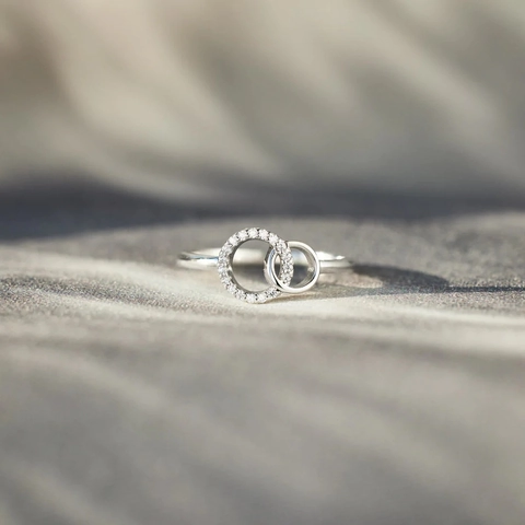 Anillo de Doble Círculo Entrelazado de Plata de Ley 925 para Mujer Elegante Banda Geométrica con Estrás Incrustado Joyería de Anillo de Moda