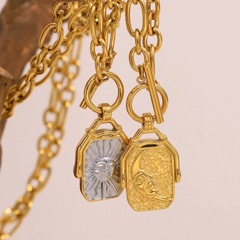 Vintage Mond Gesicht Relief Anhänger Halskette Edelstahl 18K Vergoldet Rechteckig Knebelverschluss Retro Mode Für Damen