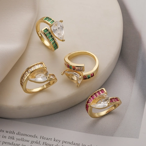 Anillo Abierto Bypass De Zirconia Cúbica Talla Pera Para Mujer Cobre Chapado En Oro De 18K Geométrico Irregular Piedras Laterales Baguette Ajustable