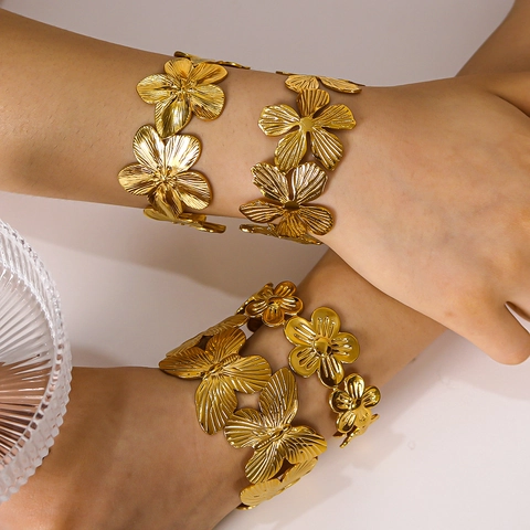 Bracciale A Polsino Aperto In Acciaio Inossidabile Placcato Oro 18K Con Fiori E Farfalle Svuotato Per Donna Retrò