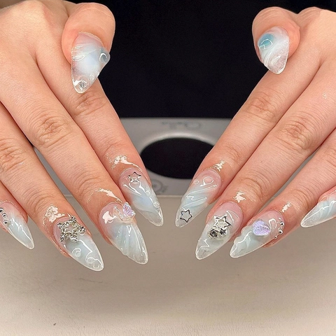 Faux Ongles À Presser Dégradé Marbre Bleu Blanc Breloques Cœur Étoile 3D Glace Transparente Forme Amande Stiletto Élégant