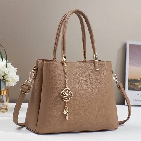 Bolso De Mano Para Mujer Cuero PU Patrón Lichi Gran Capacidad Asa Superior Bolso Bandolera Con Colgante De Flor Y Perla Artificial Dorada