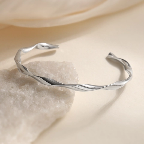 Minimalistische Roestvrijstalen Golf Twist Open Manchet Armband Fluïde Ontwerp Metalen Sieraden Voor Dames 18K Verguld