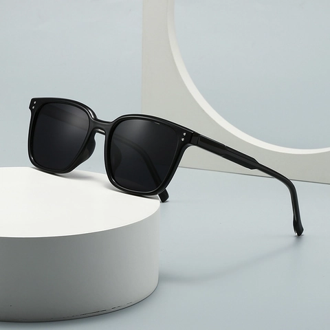 Polarized Sunglasses UV400 Protection Square PC Frame Retro Rivet Design For Outdoor Driving Men Women Fashion Eyewear
