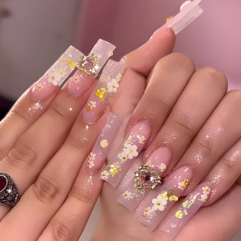 Faux Ongles Longs Cercueil Base Gelée Rose Avec Fleurs Blanches 3D Papillon Doré Strass Coeur Paillettes